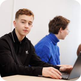 Обучение в классах из 12 человек, разделенных по уровню знаний