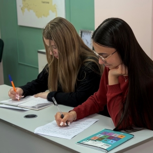 Обучение в классах из 12 человек, разделенных по уровню знаний